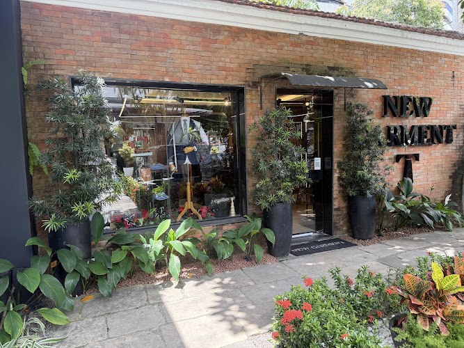 New Garment Experiência Completa No Vestuario Masculino Alfaiataria E Camisaria Sob Medida Trajes Para Festa image