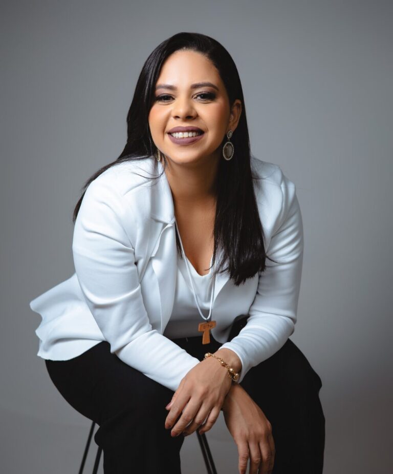 Micaela Assessora E Cerimonialista De Casamentos image